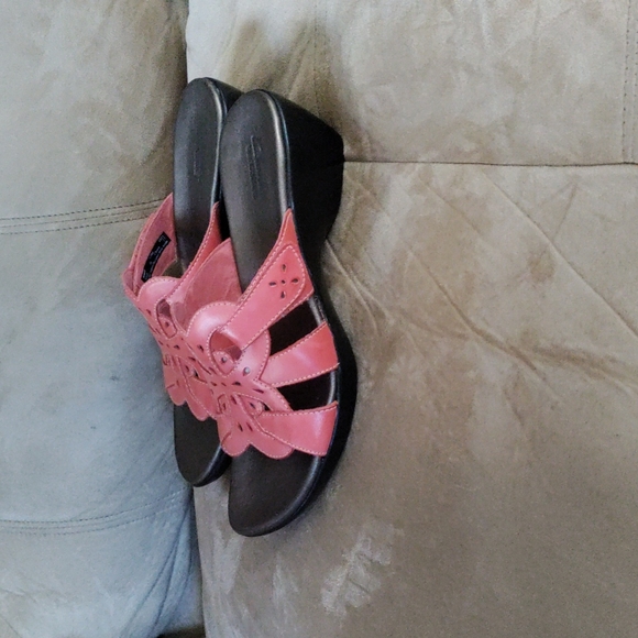 Clarks Shoes - Clarks bendables NWOT women's size 7.5 sandals